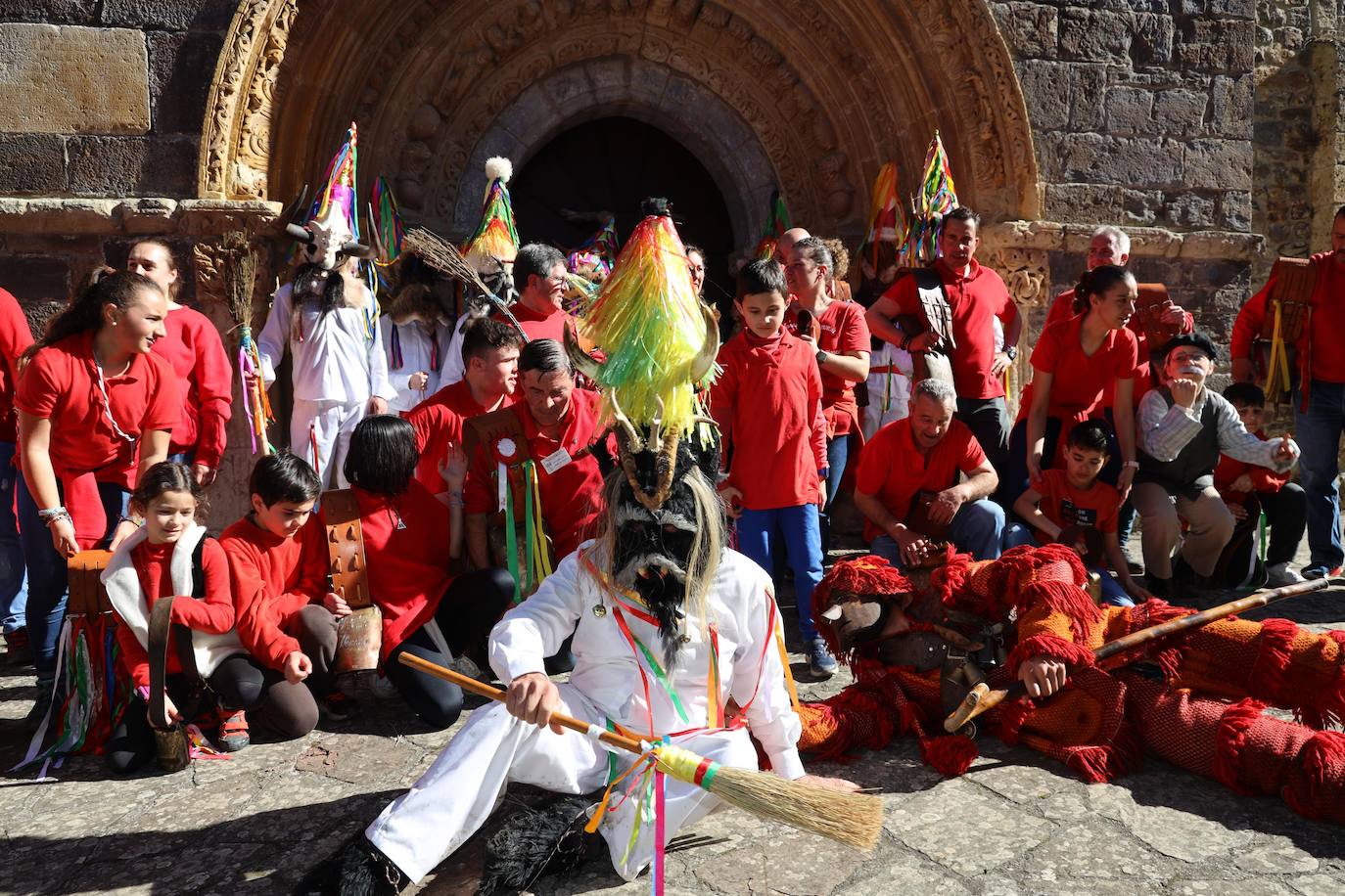 Fotografía oficial del grupo en la Iglesia románica de Santa María.