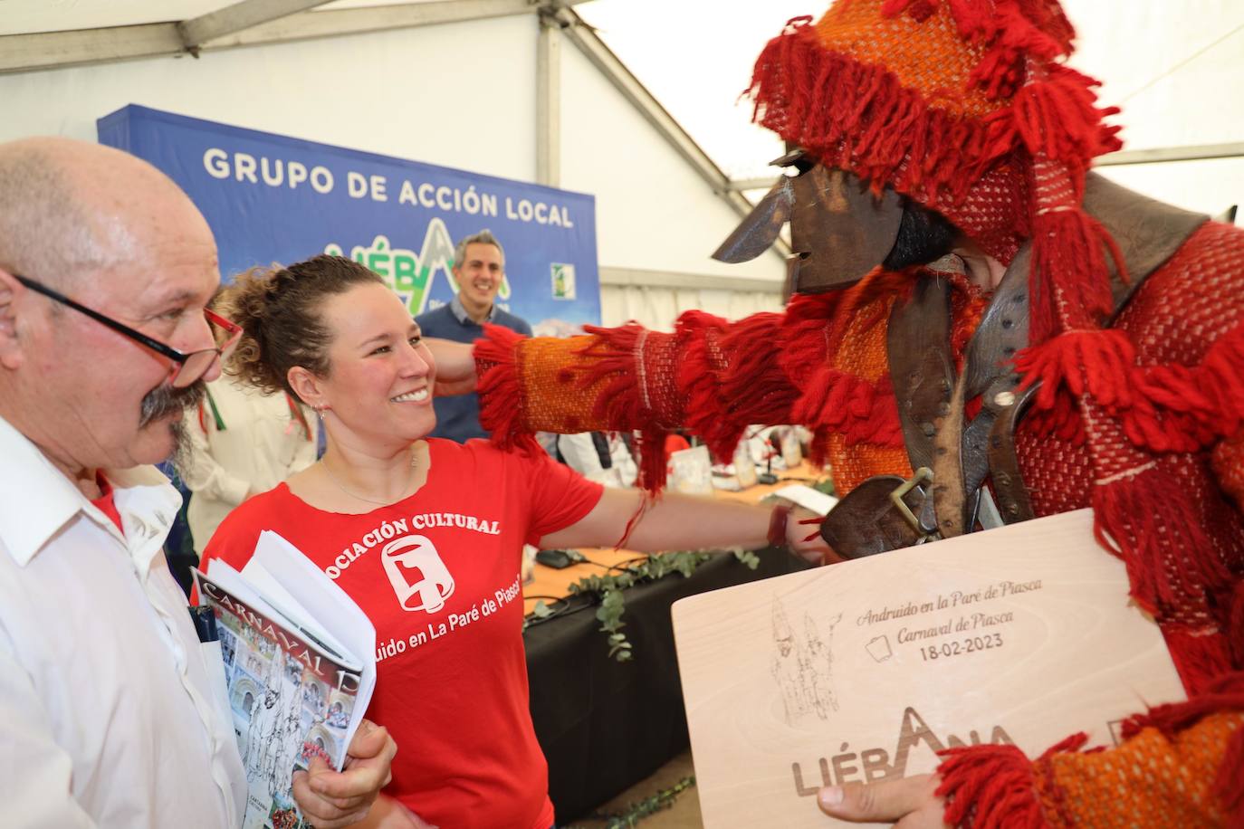 Reconocimiento a la Asociación Caretos de Parada, de Portugal, que entregó Ismael Blanco y Leire Blanco, de la Asociación Andruido en la Paré de Piasca