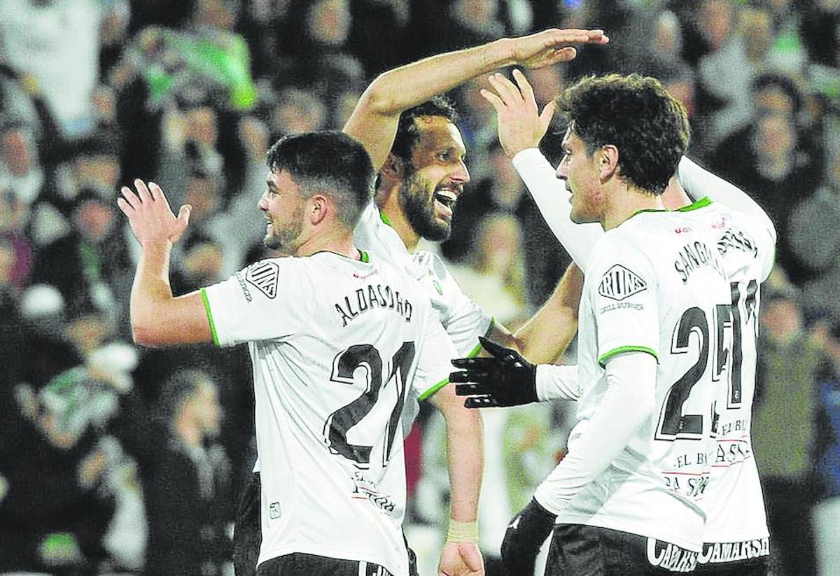 Los futbolistas del Racing celebran su victoria del lunes frente al Leganés.