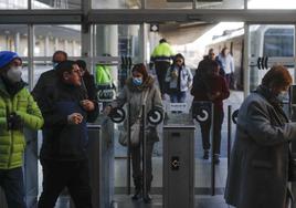 Usuarios de las Cercanías llegan a la estación de Feve en Santander