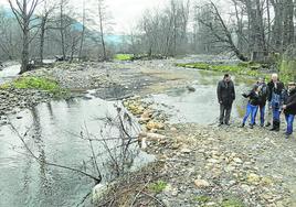 Las autoridades comprobaron sobre el terreno la necesidad de recuperar el cauce primitivo del río Besaya.