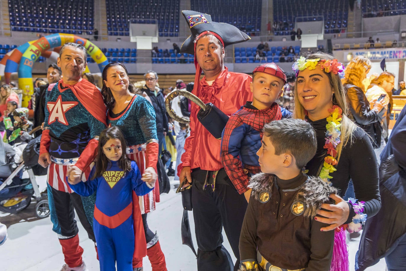 Familias al completo participaron en el desfile de Carnaval, en el Palacio de Deportes. 