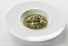 Alcachofas salteadas con su propia crema, emplatadas por su autor, el chef Jesús Sánchez.