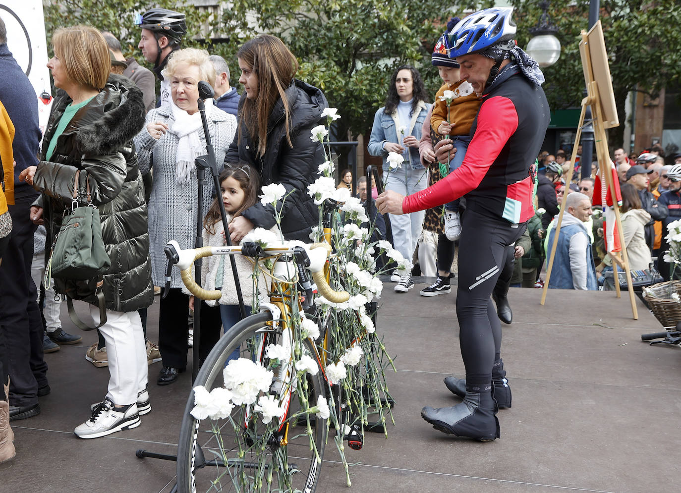 La bicicleta de Florentino Gómez se llenó de claveles blancos.