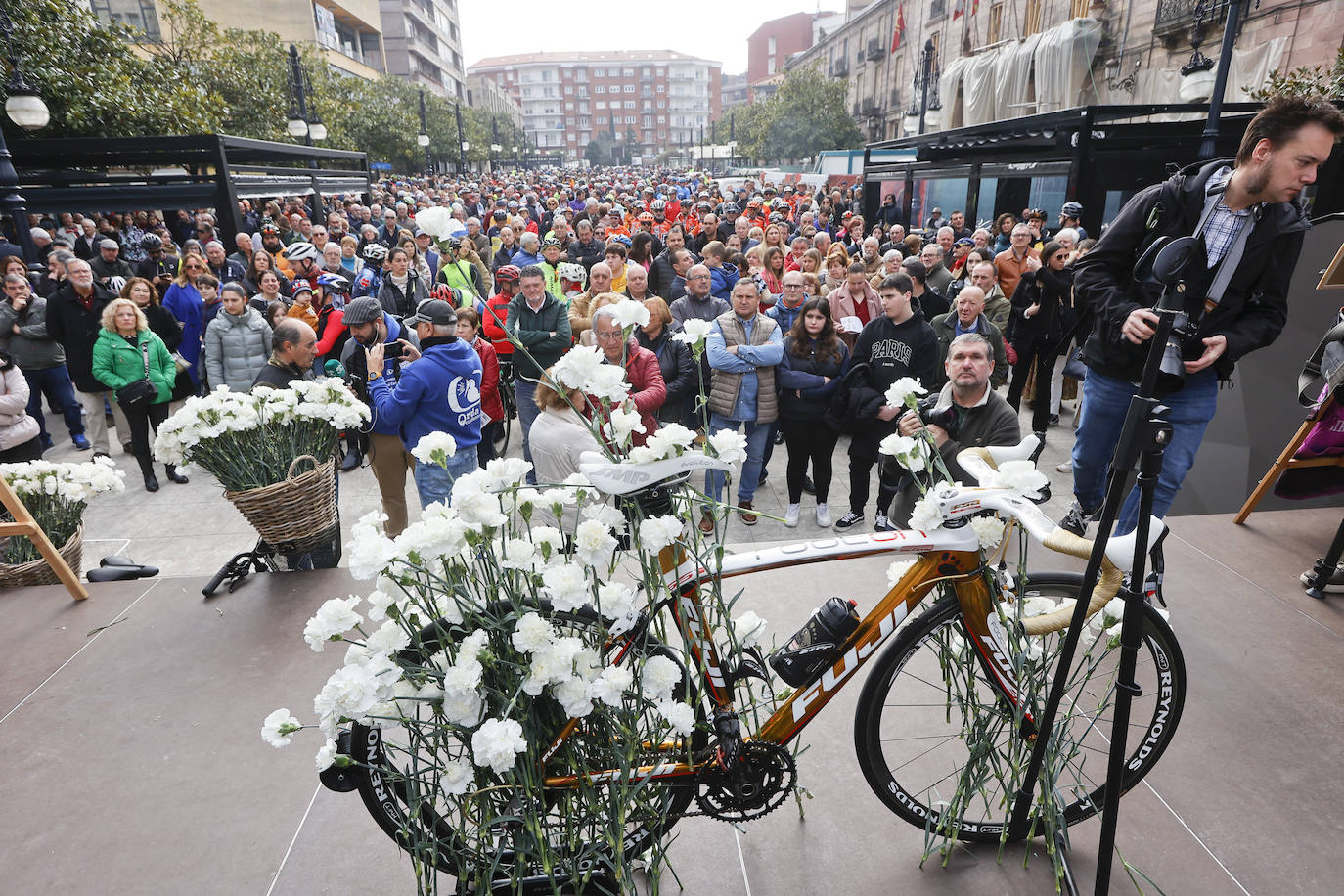 Entre las personas que acudieron al homenaje estaban los exciclistas Óscar Freire, Iván Gutiérrez, Herminio Díaz Zabala o Roberto Sierra.