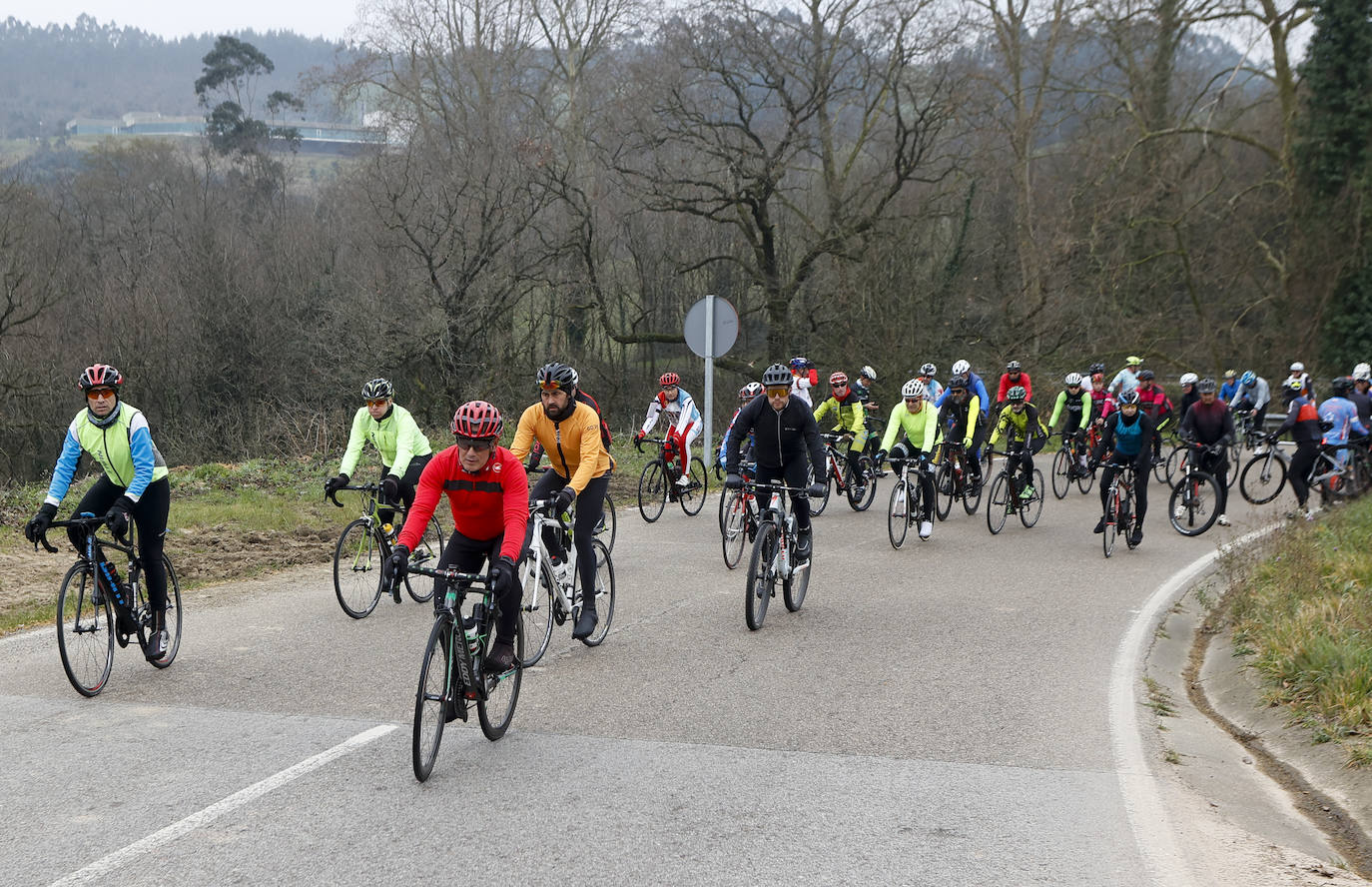 Los ciclistas se desplazaron en bicicleta hasta el lugar donde atropellaron a Floren.