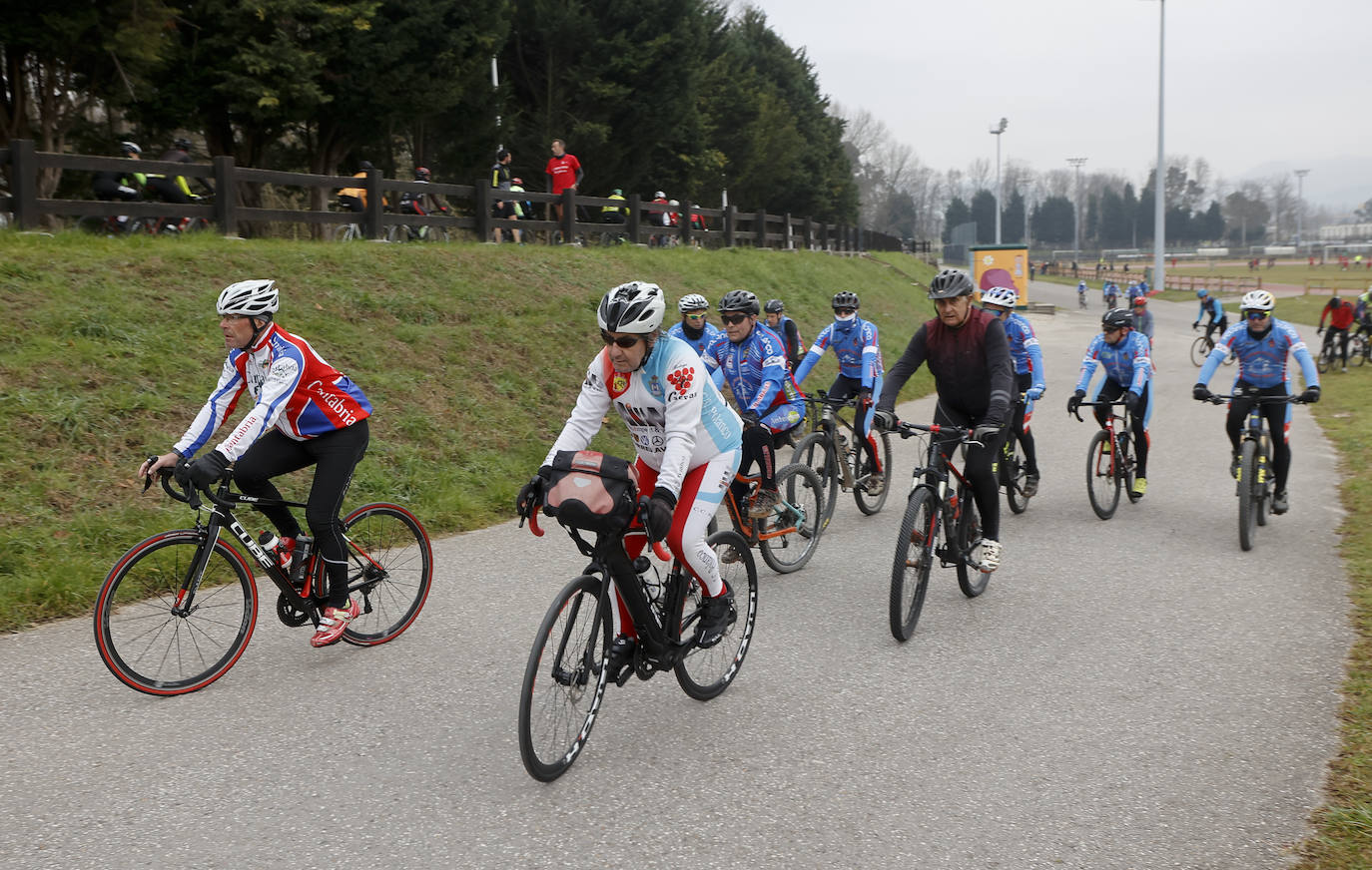 Tras concentrarse en Torrelavega, los ciclistas acudieron al lugar donde el pasado sábado día 11 atropellaron a Florentino Gómez.