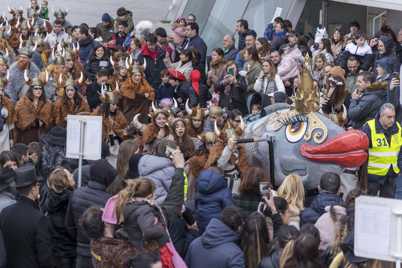 'La Sardina' es acompañada por un gran multitud.