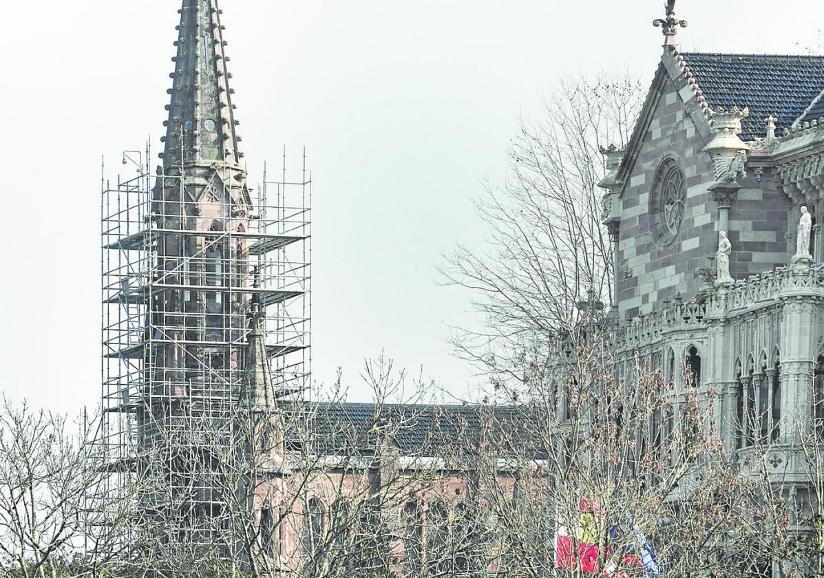 Los andamios ya están instalados en la Capilla Panteón del Palacio de Sobrellano.