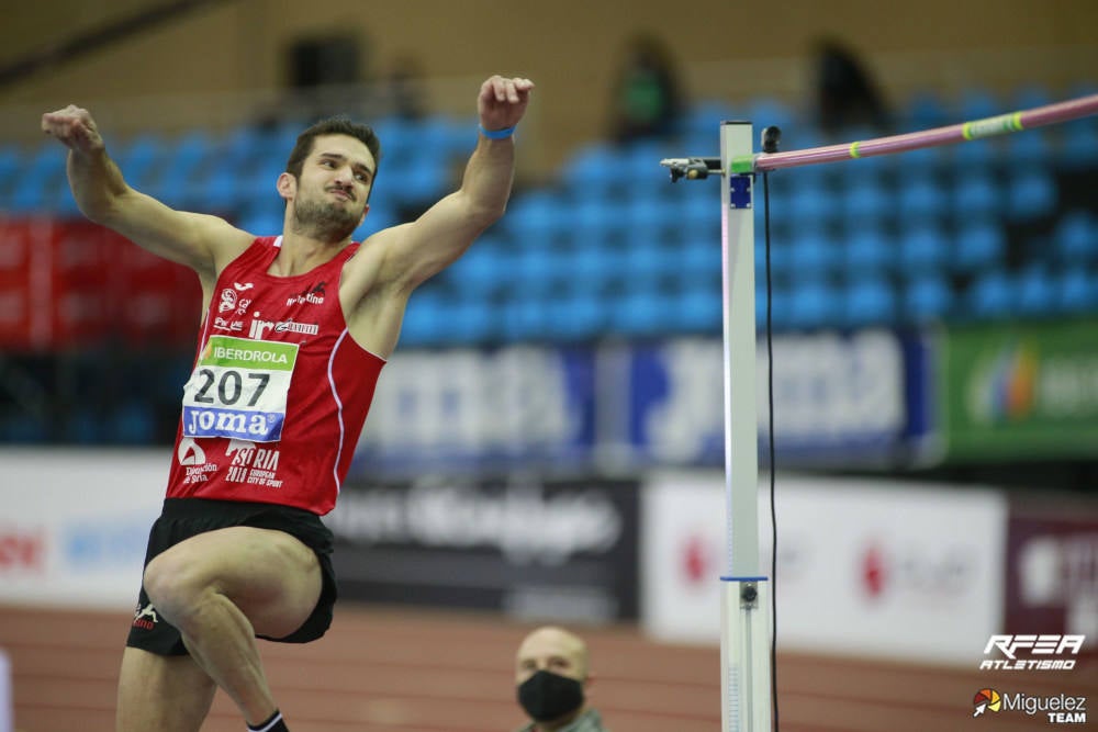 Esta vez no pudo repetir éxito. No llegaba con las marcas de otros años, pero David Bolado, dos veces campeón de España, también estuvo en la final de salto de altura del Complejo Deportivo de Gallur. Fue 12º. a sus 29 años es además enfermero y personal docente e investigador de la Universidad de Cantabria.