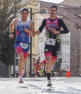 Imagen secundaria 2 - A la izquierda, Ibergallartu hizo la carrera en solitario de principio a fin. A la derecha, imagen de las calles de Reinosa que albergaron los seis kilómetros iniciales de carrera a pie. 