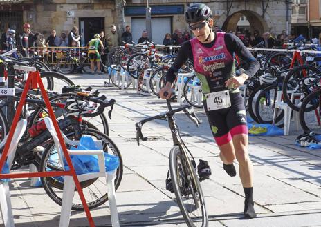 Imagen secundaria 1 - A la izquierda, Ibergallartu hizo la carrera en solitario de principio a fin. A la derecha, imagen de las calles de Reinosa que albergaron los seis kilómetros iniciales de carrera a pie. 