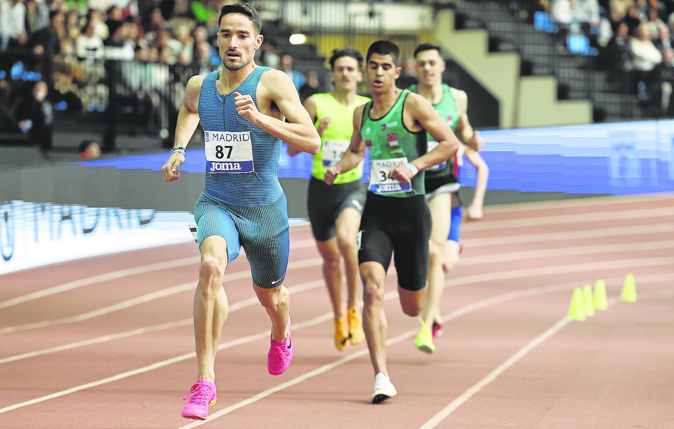 Mohamed Attaoui (Beni Mellal, 26 de septiembre de 2001) nació en Marruecos, pero con solo seis años se afincó con su familia en Torrelavega. Llamó la atención ya en el cross y Raúl Gutiérrez, uno de los entrenadores del moda del atletismo español, le captó para su equipo en la capital del Besaya, donde sigue entrenando a pesar de haber fichado por el Playas de Castellón, y le enfocó al mediofondo. Desde su mayoría de edad ya puede competir como español y ha ganado varias medallas. Además de subcampéon de España absoluto en pista cubuierta es campeón sub 23. en la imagen, en la carrera de ayer tras Ingacio Fontes.