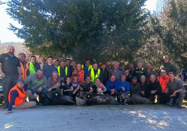 Miembros de la cuadrilla 43, de Fernando González, con tres jabalíes cazados en Candanoso.