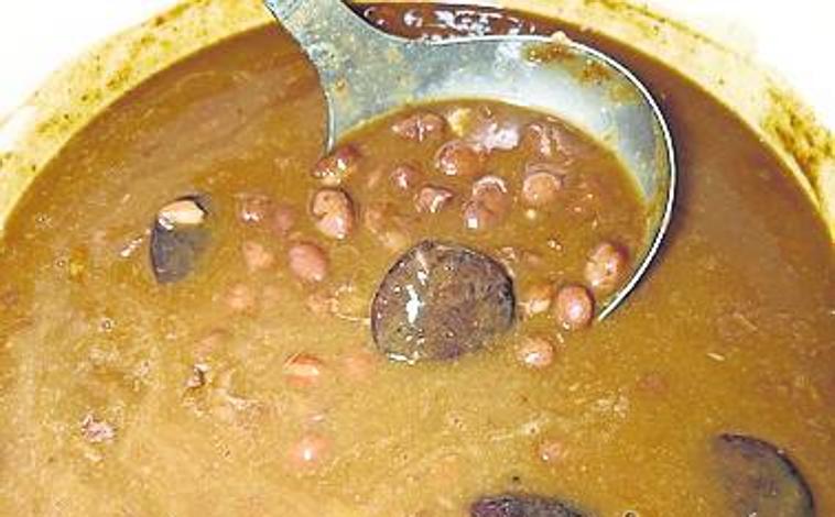 Imagen principal - Arriba, caricos con chorizo de matanza. A la izquierda, huevos fritos con picadillo. Y a la derecha, lLorena Martínez Maza, propietaria de La Taberna.