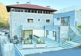 El complejo, además del restaurante, cuenta con un albergue y, en un futuro, se completará con siete apartamentos.