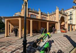 Entrada principal del Mercado de Abastos de Laredo desde la calle Menéndez Pelayo, con vistas al lateral a la calle Escultor José Grajera donde se quiere abrir otro acceso