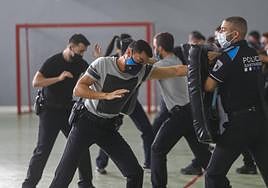 Policías locales de Santander entrenan ejercicios de defensa