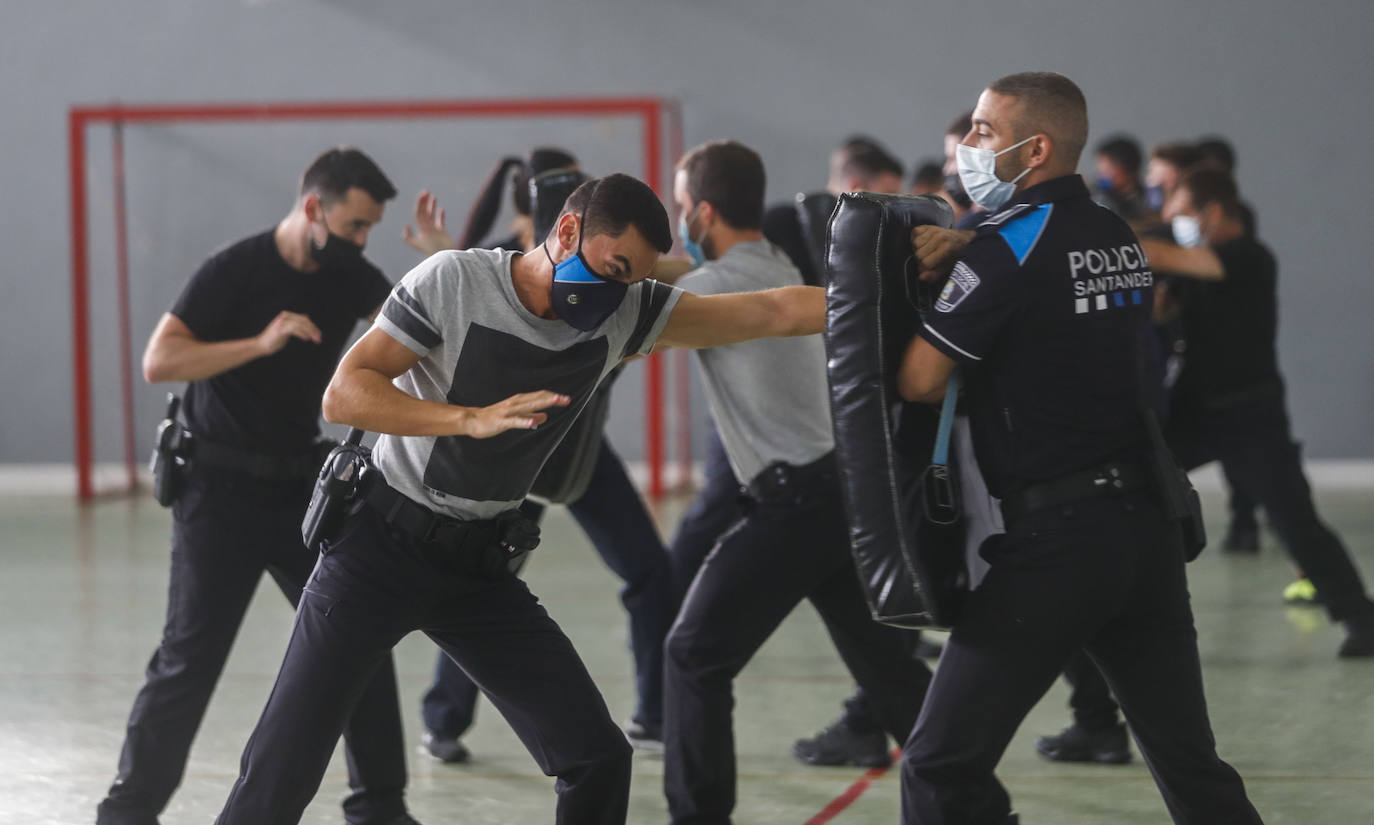 Policías locales de Santander entrenan ejercicios de defensa