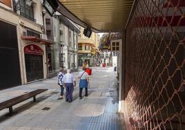 Locales vacíos tras el cierre del comercio que los explotaba, en el centro de Santander.