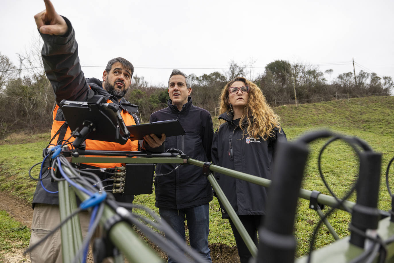 El arqueólogo Nacho Jiménez, con Pablo Zuloaga y Zoraida Hijosa.