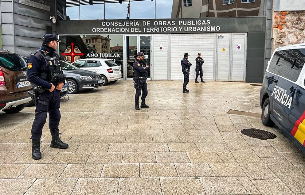 Efectivos de la Policía Nacional a la entrada de la Consejería de Obras Públicas, Ordenación del Territorio y Urbanismo mientras se realizaban los registros, esta mañana.