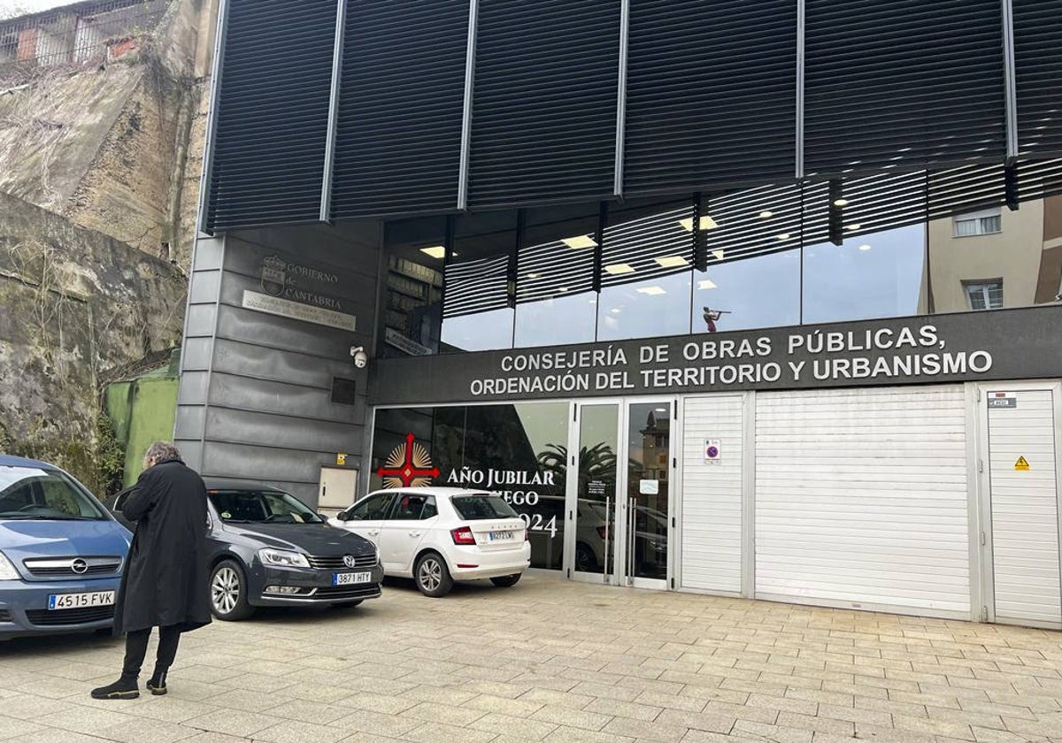 Policía y Agencia Tributaria registran la Consejería de Obras Públicas de Cantabria