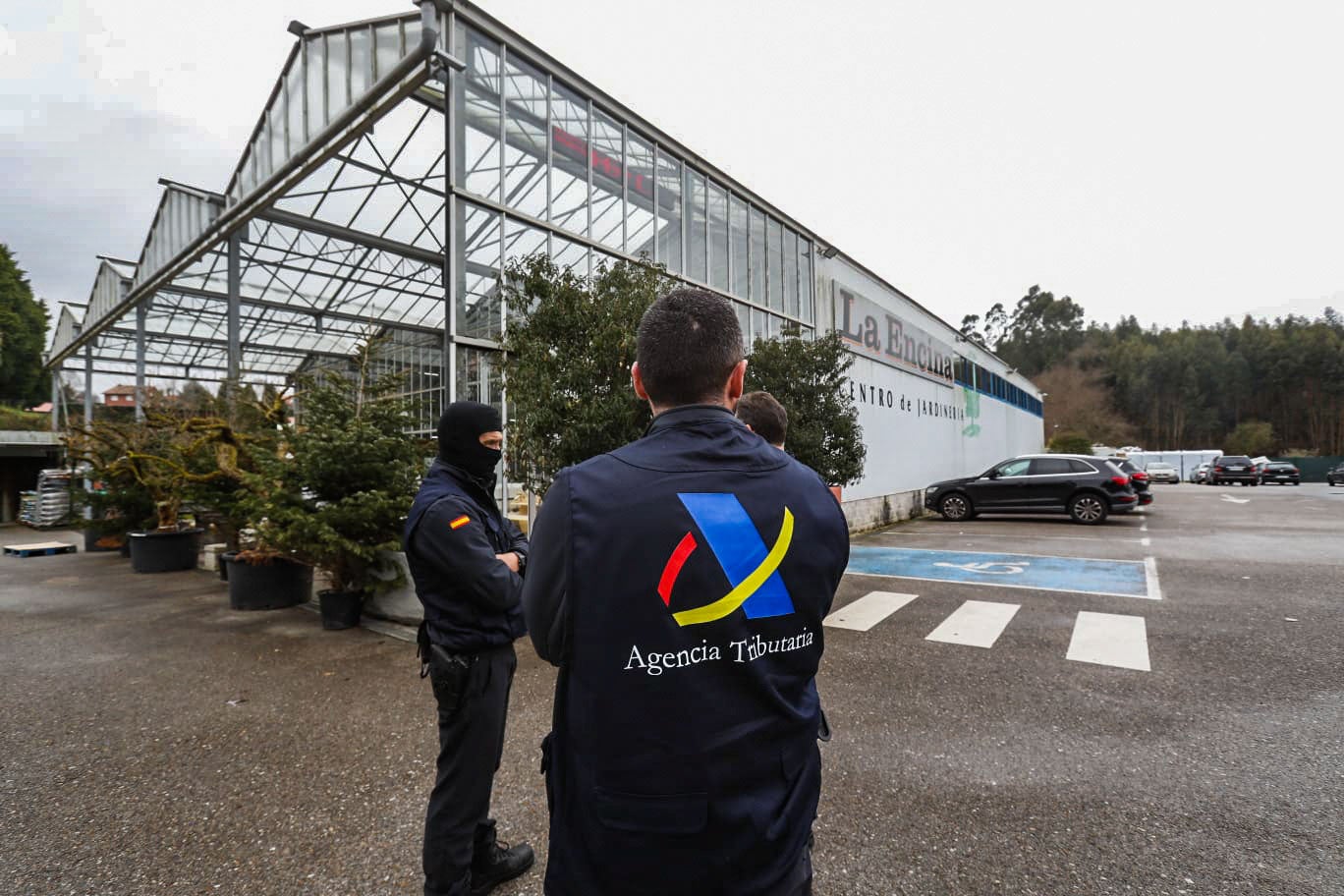 Miembros de la Agencia Tributaria en el Centro de Jardinería La Encina, en Puente Arce, una de las empresas registradas este miércoles.