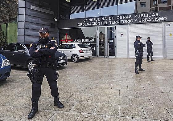 Intervención. Agentes de la Policía Nacional, a las puertas de la Consejería de Obras Públicas en la Rampa de Sotileza, durante el registro realizado ayer.