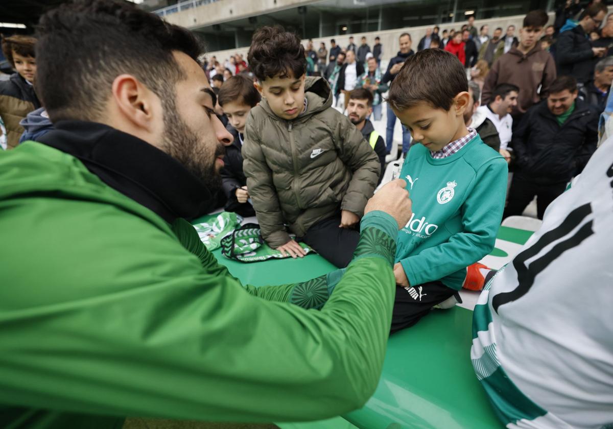 Rubén Alves firma autógrafos a los más pequeños en El Sardinero.