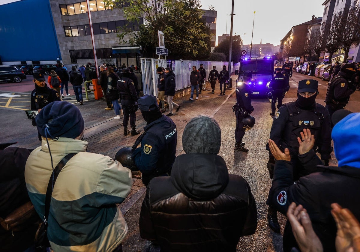 Entrada de trabajadores a Aspla bajo escolta policial, días atrás.