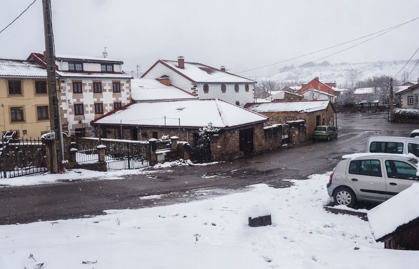 Las casas del pueblo de Argüeso, en Campoo, lucen blancas por sus tejados cubiertos de nieve.