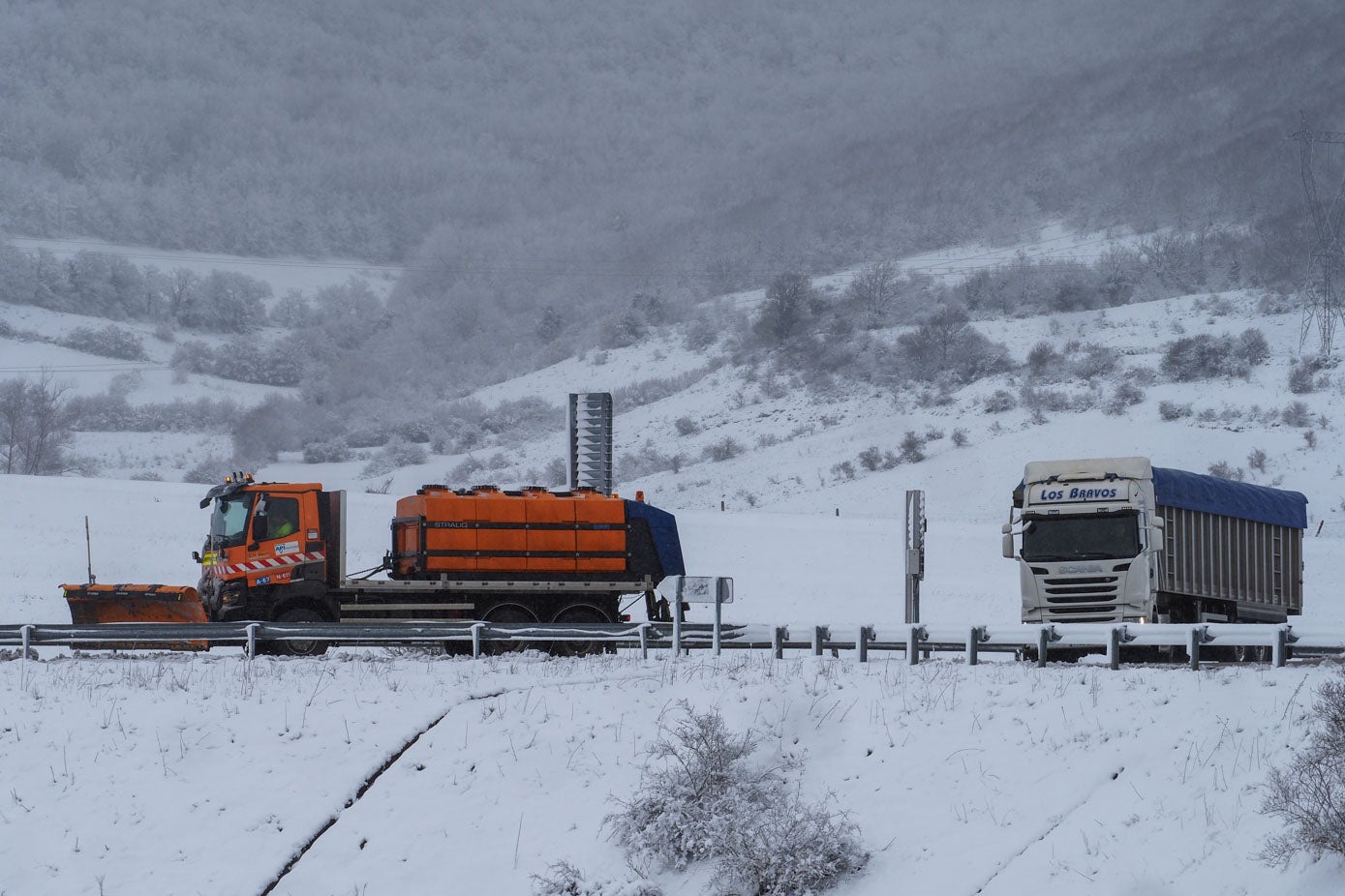 El trabajo de las máquinas quitanieves en la A-67 es constante para permitir el tráfico, especialmente de camiones, por la vía. 