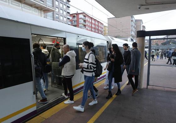 Un grupo de pasajeros accede a un tren de la red de Cercanías.