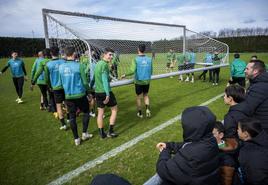 Los jugadores se mezclaron con los aficionados en el entrenamiento de La Albericia.