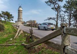 La valla que delimita el camino de ascenso al Faro de Cabo Mayor está derruida en muchos tramos y deja ver un amasijo de hierros oxidados del interior.