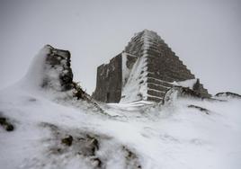 La pirámide de Los Italianos, cubierta por la nieve.