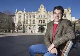 Daniel Fernández, frente al Ayuntamiento de Santander.