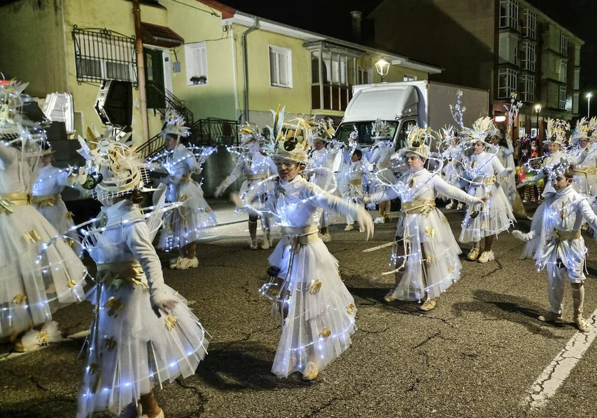 El desfile de carnaval de adultos de Piélagos comenzó en el Ayuntamiento de Piélagos.