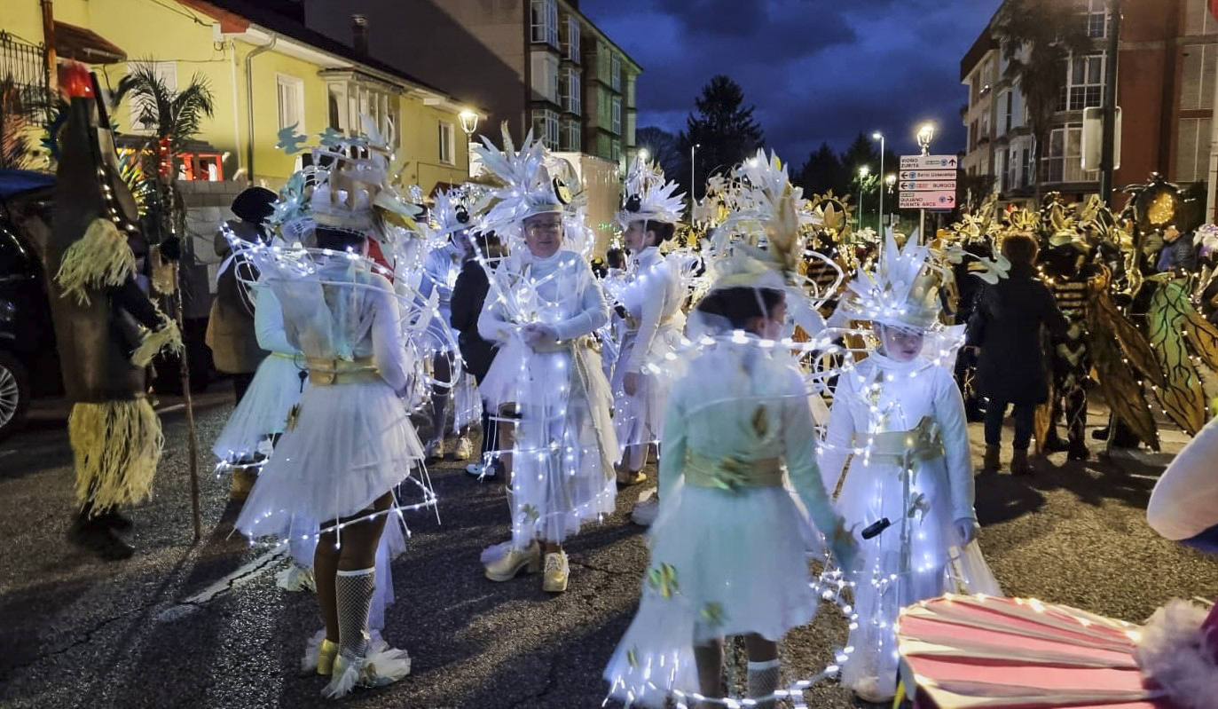 Reunión de las agrupaciones antes de iniciar el desfile por las calles de Renedo.