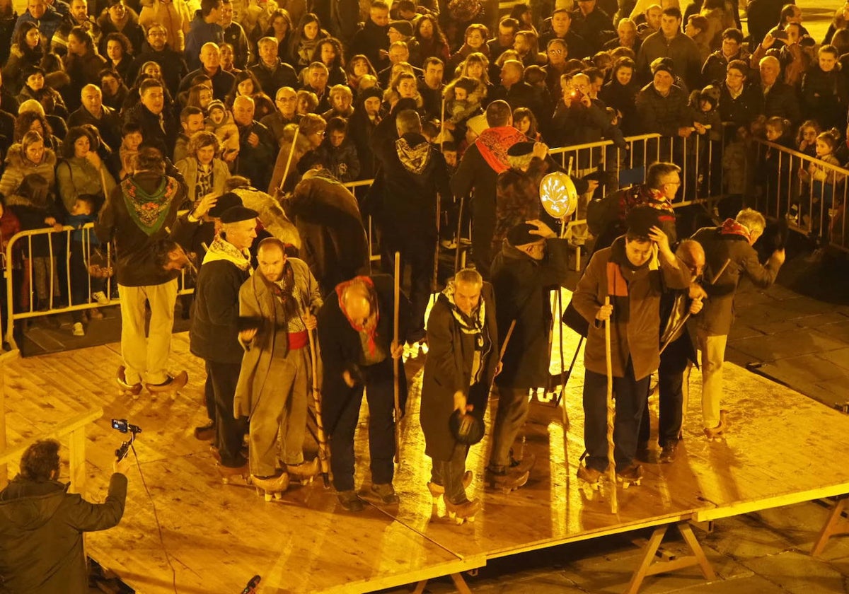 Cientos de personas se concentran cada año para seguir las marzas de Reinosa.