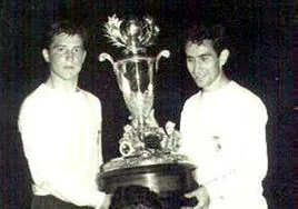 Herrero (izquierda) y Nando Yosu (derecha), con el trofeo.