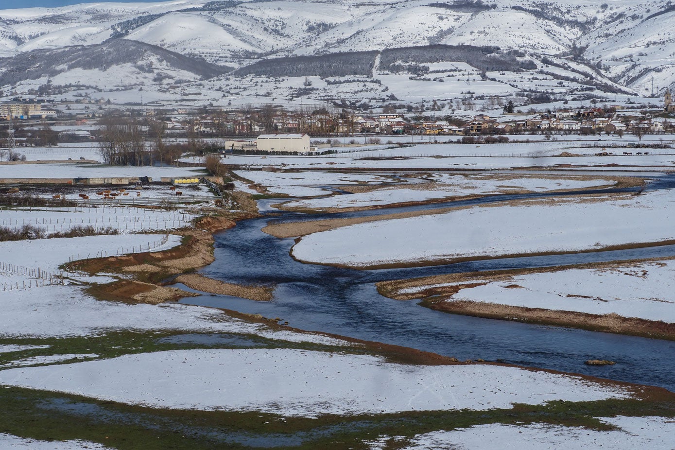 Vista del pantano del Ebro desde Villasuso con Reinosa al fondo.