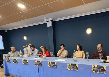 Imagen secundaria 1 - Participantes en en la mesa celebrada en la Semana del Queso del IESFuente Fresnedo de Laredo. Ángel Luis Gómez Calle (Asociación de Catadores Umami); César Campo (presidente de Acequeso y Quesería Javier Campo);Ana Arroyo (Laboratorios Arroyo); César Ruiz (Quesería La Pasiega de Peña Pelada);Elvira Abascal (Restaurante El Nuevo Molino) y José MªAlonso (Quesería Quesoba y presidente de Quered). Debajo, Quesos de Nata de Cantabria y de pasta blanda