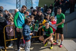 Fausto Tienza, Mantilla y Aldasoro posan con un grupo de aficionados