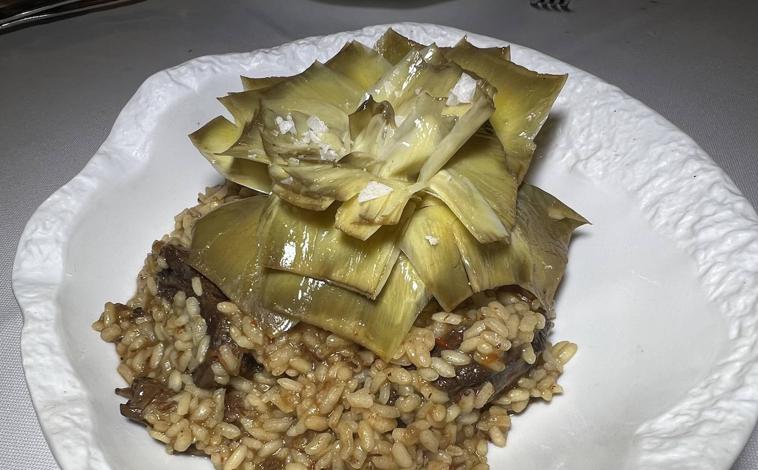 Imagen principal - Arroz de ternera de tudanca con alcachofa natural, bloody sherry y torrija con naranja.