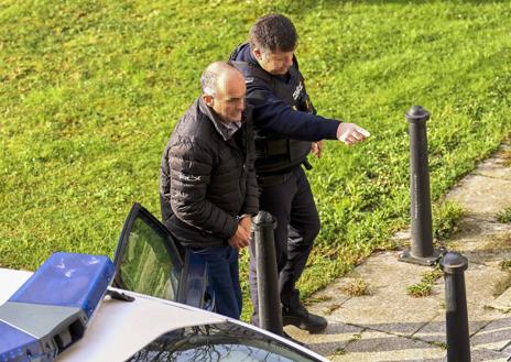 Imagen secundaria 1 - Uno de los empresarios detenidos, antes de comparecer ante la jueza. Debajo, Otro de los responsables de una de las cuatro empresas implicadas.