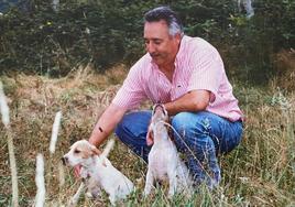 Cándido Roldán, con sus perros de caza.