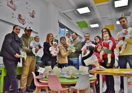 Las familias de algunos de los recientes nuevos socios de la biblioteca municipal de Los Corrales de Buelna.