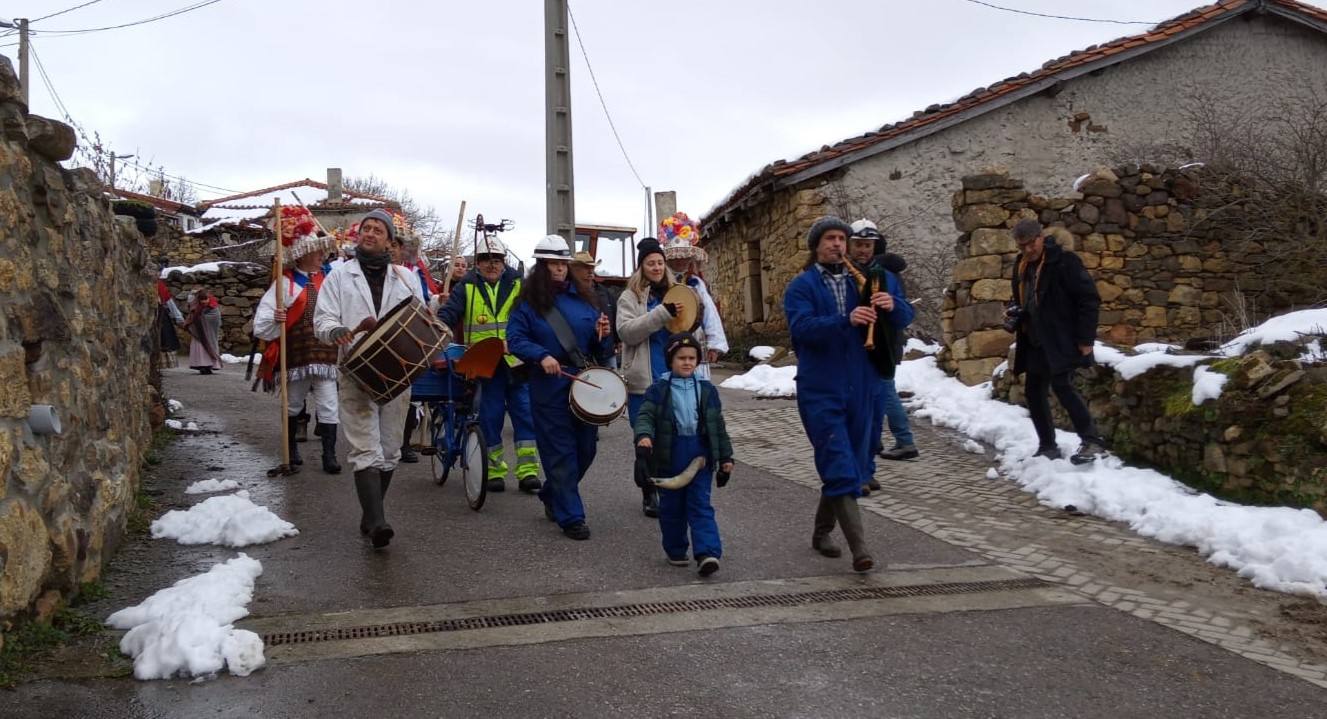 Entrando con otros personasjes y comparsas a uno de los pueblos de Polaciones. 